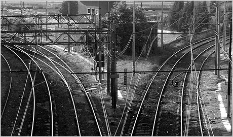 train tracks splitting