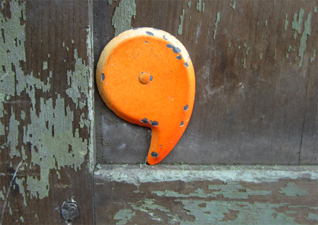 Vintage metal comma